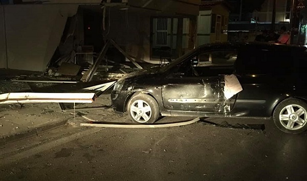 Αρτέμιδα Σπάτα: Τροχαίο ατύχημα στην λεωφόρο Αρτέμιδος αυτοκίνητο κατέληξε μέσα σε κατάστημα