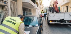 Αθήνα: Στην απομάκρυνση εγκαταλελειμμένων οχημάτων προχώρησε ο Δήμος