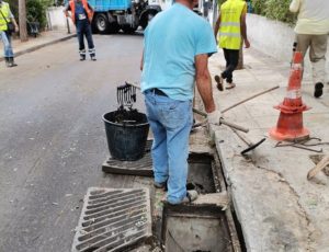 Νέο Ηράκλειο : Συνεχίζονται οι εργασίες απομάκρυνσης των πεσμένων δέντρων από τις αυλές σπιτιών