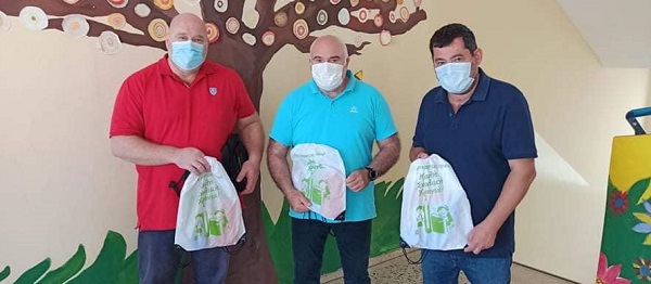 Λυκόβρυση Πεύκη:  Μοιραστήκαν τα καθιερωμένα δώρα από το Δήμο για τα παιδιά της Α’ δημοτικού