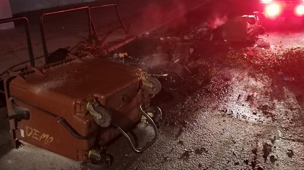 Βριλήσσια:  Φωτιά σε τρεις κάδους απορριμμάτων έξω από το Δεύτερο λύκειο Βριλησσίων τα ξημερώματα