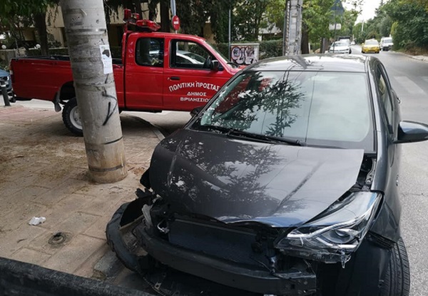 Βριλήσσια: Ατύχημα με σύγκρουση δύο αυτοκινήτων στην οδό Μπακογιαννη και Θερμοπυλών
