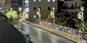 Νέο Ηράκλειο: Άρχισαν οι εργασίες στολισμού στην πόλη ενόψει των Χριστουγέννων