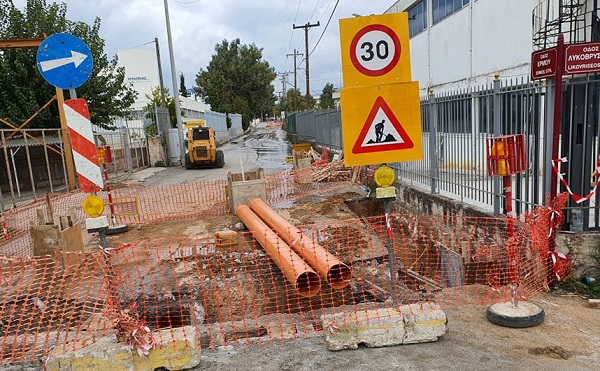 Μεταμόρφωση: Ανακατασκευάζονται τα φρεάτια και οι σχάρες απορροής ομβρίων στην οδό Ερμού