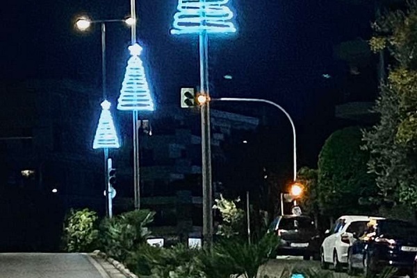 Παπάγου Χολαργού: Οι εργασίες στολισμού  την πόλη ενόψει των Χριστουγέννων άρχισαν