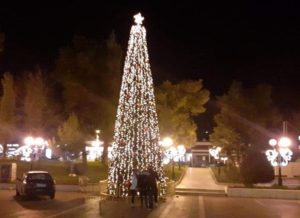 Αγία Παρασκευή: Άναψε το Χριστουγεννιάτικο δένδρο στην πόλη