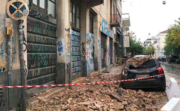 Αθήνα: Κατέρρευσε μεγάλος τοίχος κτηρίου στο Μεταξουργείο