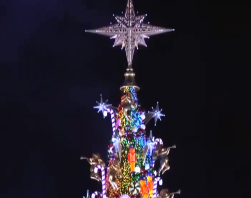 Διεθνή : Το μεγαλύτερο  όρθιο χριστουγεννιάτικο δέντρο του κόσμου που μπήκε στο ρεκόρ Γκίνες  