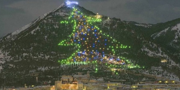 Το μεγαλύτερο χριστουγεννιάτικο δέντρο σύμφωνα με το ρεκόρ Γκίνες