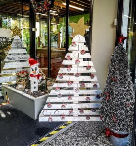 Κηφισιά: Οι εργαζόμενοι των Παιδικών Σταθμών σκόρπισαν τη μαγεία των Χριστουγέννων στο Δημαρχείο της πόλης