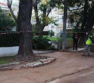 Κηφισιά Επισκευή οδοστρώματος από ωθήσεις γαιών (εξογκώματα από ρίζες δέντρων )