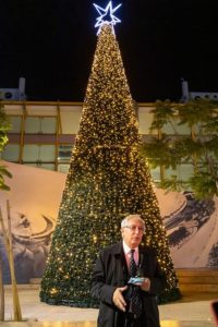 Μαρούσι: Στην Πλατεία Ευτέρπης (ΗΣΑΠ) χθες το βράδυ έγινε η φωταγώγηση του Χριστουγεννιάτικου Δέντρου της πόλης