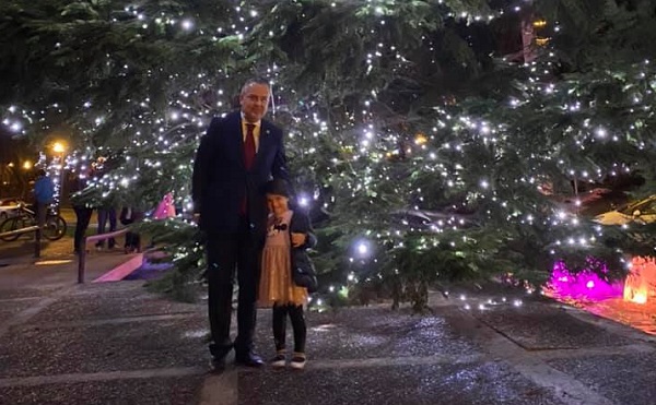 Παπάγου Χολαργός:  Φωτίστηκε το Χριστουγεννιάτικο Δέντρο του Δήμου