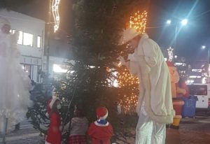 Πεντέλη: Άναψε το Χριστουγεννιάτικο δέντρο στο Πευκοδάσος  στον Ιερό Ναό  της Ζωοδόχου Πηγής στα Μελίσσια