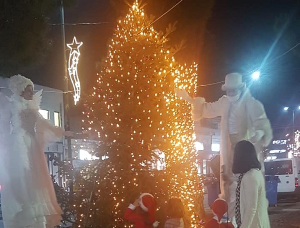 Πεντέλη: Άναψε το Χριστουγεννιάτικο δέντρο στο Πευκοδάσος  στον Ιερό Ναό  της Ζωοδόχου Πηγής στα Μελίσσια