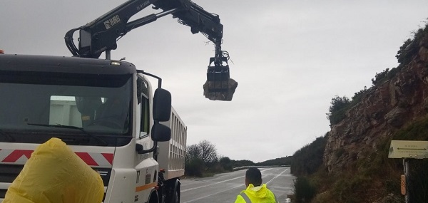 Πεντέλη: Στον δρόμο προς Άγιο Πέτρο έπεσε στο οδόστρωμα ένα μεγάλος βράχος λόγω της νεροποντής