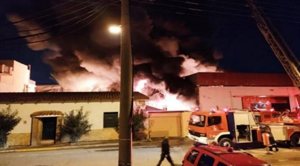 Περιφέρεια Αττικής : Φωτιά σε εργοστάσιο κεριών στο Μοσχάτο