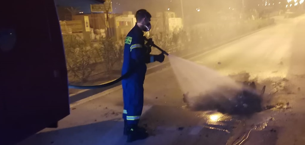 Χαλάνδρι: Στην Αναπαύσεως και Ηρακλείτου άγνωστοι στης 05:30 τα ξημερώματα έβαλαν φωτιά σε πλαστικούς  κάδους απορριμμάτων