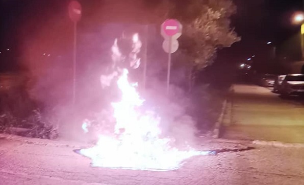Χαλάνδρι: Στην οδό Τήνου και Δανάη άγνωστοι στις 05:30 τα ξημερώματα έβαλαν φωτιά σε πλαστικούς  κάδους απορριμμάτων