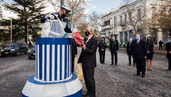 Κηφισιά: Εθιμοτυπική προσφορά δώρων στον Τροχονόμο Κηφισιάς