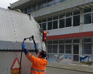 Μεταμόρφωση: Το σαββατοκύριακο πραγματοποιούνται πλύσεις στους εξωτερικούς χώρους των σχολείων