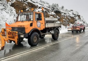 Πεντέλη: Στην μάχη με το χιόνι από τα ξημερώματα τα εκχιονιστικά της Πολιτικής Προστασίας  του Δήμου