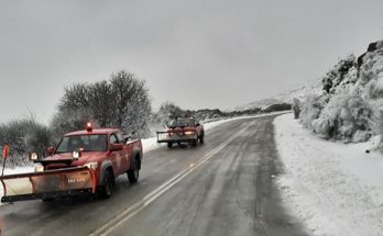 Πεντέλη: Στην μάχη με το χιόνι από τα ξημερώματα τα εκχιονιστικά της Πολιτικής Προστασίας  του Δήμου