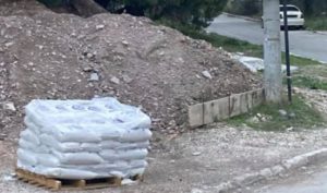 Πεντέλη: Σημεία διανομής αλατιού σε σακιά για τους κατοίκους του Δήμου
