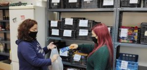 Λυκόβρυση Πεύκη: Χριστουγεννιάτικα εδέσματα και δωροεπιταγές διατέθηκαν από τον Δήμο με τη διανομή τροφίμων πριν τις γιορτές
