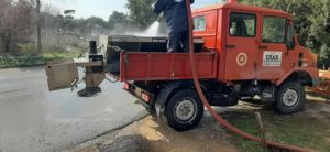 ΣΠΑΠ: Εργαζόμενοι και εθελοντές μετά το άνοιγμα του περιφερειακού έπλυναν τα εκχιονιστικά και την Πλατεία Αγίας Τριάδας από το αλάτι