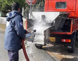 ΣΠΑΠ: Εργαζόμενοι και εθελοντές μετά το άνοιγμα του περιφερειακού έπλυναν τα εκχιονιστικά και την Πλατεία Αγίας Τριάδας από το αλάτι