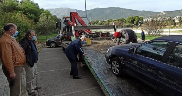 Παλλήνη: Ξεκίνησε η περισυλλογή και απόσυρση εγκαταλελειμμένων οχημάτων από τον Δήμο