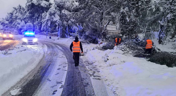 Χωρίς ρεύμα και νερό για τρίτη συνεχή ημέρα νοικοκυριά στη βόρεια και ανατολική Αττική