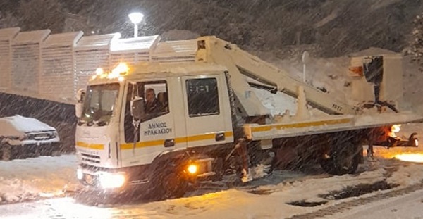 Ηράκλειο Αττικής: Τα μηχανήματα του Δήμου ανοίγουν τους δρόμους όλη τη νύχτα και θα και να παρέχουν όποια βοήθεια χρειαστεί