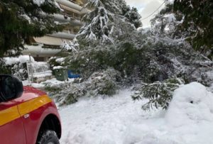 Μαρούσι: Για 3ο συνεχόμενο 24ωρο συνεχίζεται η νυχθημερόν μάχη των υπηρεσιών του Δήμου