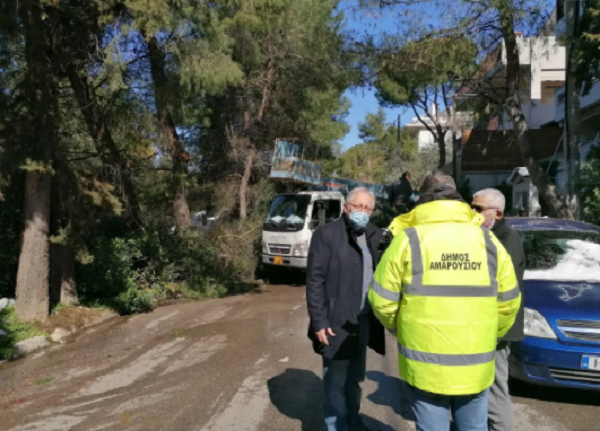 Μαρούσι: Αυτοψία του Δημάρχου στα σημεία που επιχειρούν τα συνεργεία του Δήμου για την αποκατάσταση των προβλημάτων που δημιούργησε η κακοκαιρία