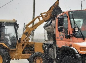 Παράλληλα όλη την νύχτα αλλά και μέχρι αυτή την ώρα τα συνεργία του Δήμου μάχονται να κρατήσουν ανοιχτούς από το χιόνι τους δρόμους της πόλης αλλά και ασφαλής για τους πολίτες . Η Δήμαρχος Πεντέλης Δήμητρα Κεχαγιά σήμερα το πρωί σε ανακοίνωση της ευχαριστεί τους εργαζόμενους του Δήμου για την μεγάλη προσπάθεια που καταβάλλουν. Η Δήμαρχος Πεντέλης Δήμητρα Κεχαγιά τόνισε: «Καθ’ όλη τη διάρκεια της νύχτας η Πολιτική Προστασία του Δήμου μας, εργαζόμενοι πολιτικης προστασιας και καθαριότητας και εθελοντές καθαρίζουν τους κεντρικούς δρόμους της πόλης. Τους ευχαριστούμε για την προσπάθεια που καταβάλλουν. Συνεχίζουμε αδιάκοπα, η κατάσταση είναι πολύ δύσκολη, η χιονοπτωση ισχυρή. Τα οχήματα μας επιχειρούν συνεχώς ανοίγοντας τους κεντρικούς δρόμους οι οποίοι λόγω της ισχυρής χιονόπτωσης ξανακλείνουν αμέσως. Συνεχίζουμε αδιαλείπτως! Συστήνουμε στους πολίτες να μην μετακινούνται παρά μόνο για πολύ έκτακτες περιπτώσεις».