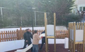 Πεντέλη: Εργασίες τοποθέτησης οργάνων παιδικής χαράς στην αυλή του Παραρτήματος του 1ου-6ου Νηπιαγωγείου Μελισσίων