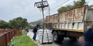Πεντέλη: Ο Δήμος διένειμε αλάτι για τις ανάγκες αποχιονισμού των πολιτών σε σακιά