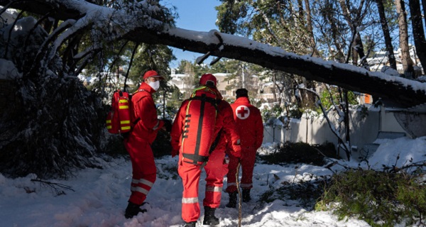 Ελληνικός Ερυθρός Σταυρός «Προσέφερε πρώτες βοήθειες και είδη πρώτης ανάγκης σε κατοίκους που παραμένουν αποκλεισμένοι»
