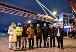 Περιφέρεια Αττικής: Τοποθετήθηκε στη Λ.Ποσειδώνος η 2η από τις 6 σύγχρονες πεζογέφυρες που κατασκευάζονται σε οδικούς άξονες της Αττικής