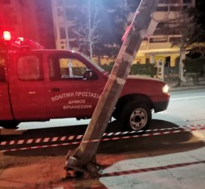 Βριλήσσια: Στην οδό 25η  Μαρτίου φορτηγό εξετράπη της πορείας του με αποτέλεσμα να πέσει σε κολόνα ηλεκτροφωτισμού και να την κατάρριψη