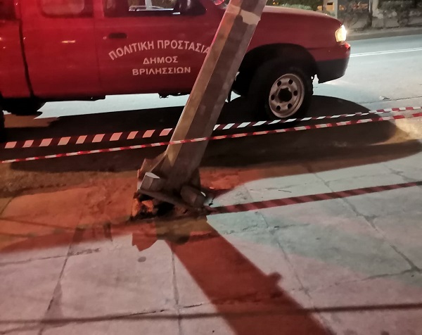 Βριλήσσια: Στην οδό 25η  Μαρτίου φορτηγό εξετράπη της πορείας του με αποτέλεσμα να πέσει σε κολόνα ηλεκτροφωτισμού και να την κατάρριψη