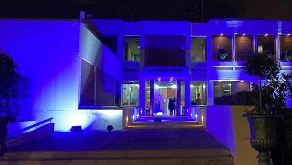Παπάγου Χολαργός: Φωτίστηκε το δημαρχείο στα χρώματα της Γαλανόλευκης