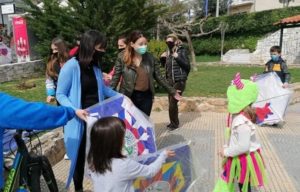 Πεντέλη: Ο Δήμος μοίρασε χαρταετούς στα παιδιά του Ειδικού Σχολείου Πεντέλης και σε παιδιά του Χαμόγελου του Παιδιού