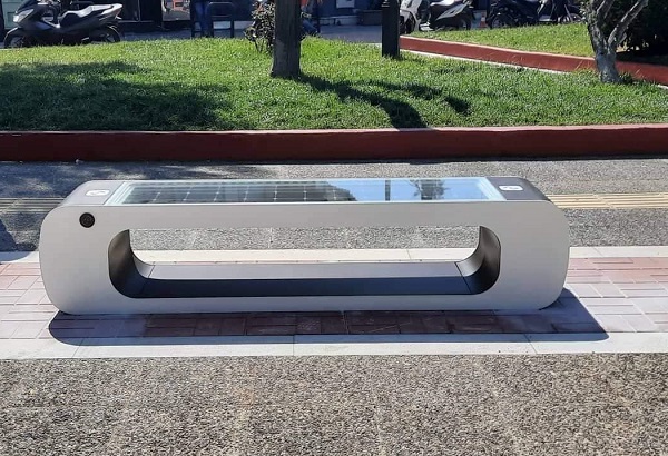 Αγία Παρασκευή: 2 smart ηλιακά παγκάκια τοποθετήθηκαν στον πεζόδρομο της κεντρικής πλατείας