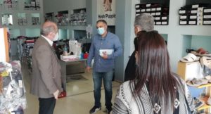 Διόνυσος: Στο πλαίσιο συνεργασίας της Περιφέρειας με το Ε.Ε.Α διανεμήθηκε  σήμερα υγειονομικό υλικό σε εμπορικά καταστήματα του κέντρου του Δήμου