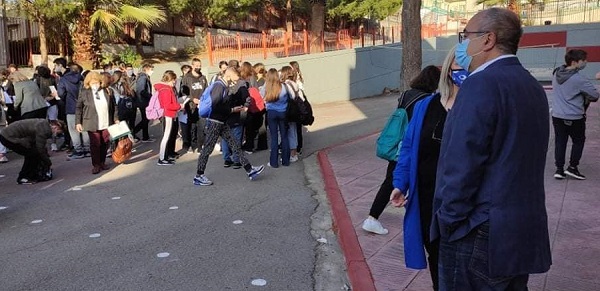 Ηράκλειο Αττικής: Δίπλα στους μαθητές των Λυκείων της πόλης σήμερα το πρωί ο Δήμαρχος
