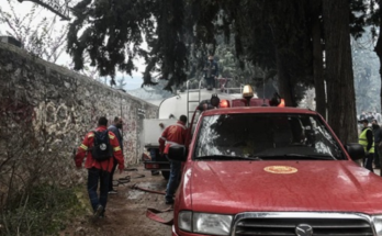 Καισαριανή: Υπό έλεγχο η φωτιά σε κτίριο μέσα στο Άλσος