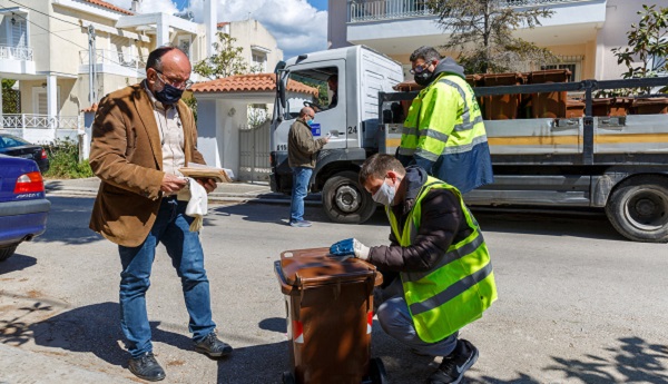 Κηφισιά: Διανομή νέων καφέ κάδων στην Νέα  Ερυθραία